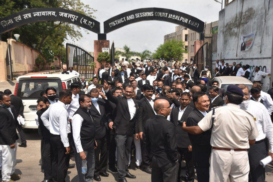 जिला कोर्ट का गेट नंबर एक खुलवाने के लिए धरना दे रहे वकील गिरफ्तार