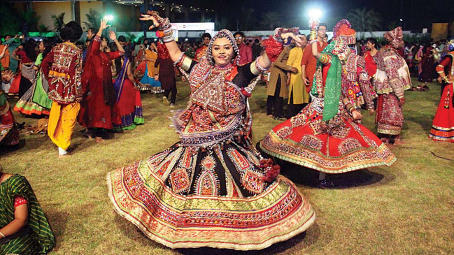 गरबा डांस सीखे इन पांच आसान स्टेप्स में, और नवरात्र में मचाएं धूम