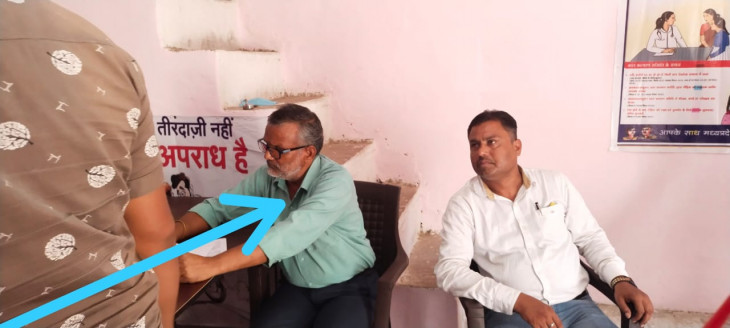 एक लाख की रिश्वत के साथ एमपीईबी का ईई रंगे हाथ गिरफ्तार
