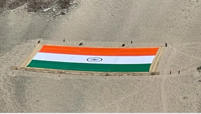 गांधी जयंती पर लेह में रचा गया नया इतिहास, लहराया सबसे लंबा तिरंगा