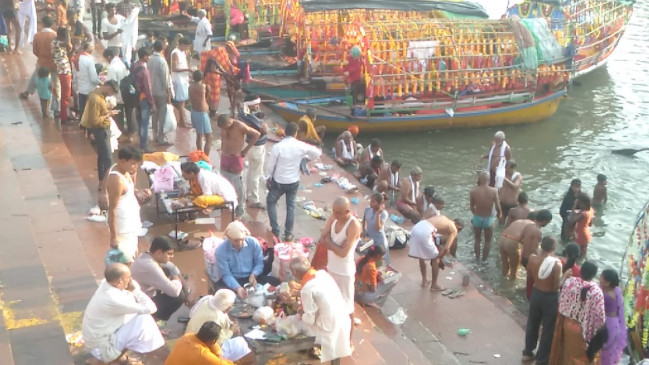 सर्वपितृ मोक्ष अमावस्या गजछाया योग में लोगों ने किया श्राद्ध कर्म