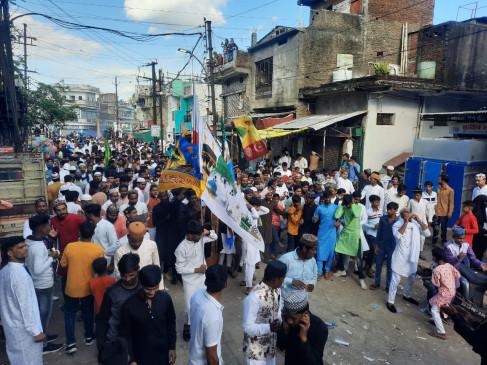 नार-ए-तकबीर व नार-ए-रिसालत की सदाएँ बुलंद करते नजर आए लोग