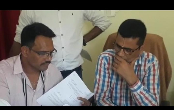 रिश्वत लेते पकड़े गये लोक शिक्षण संयुक्त संचालक, एकाउंटेंट व बाबू