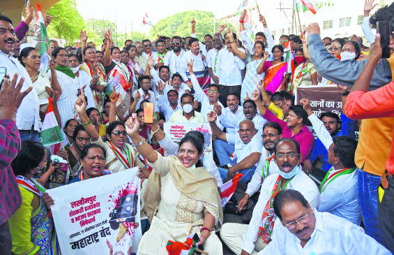 Slogans of bandh continued in Nagpur, but shops remained open Slogans of bandh continued in Nagpur, but shops remained open
