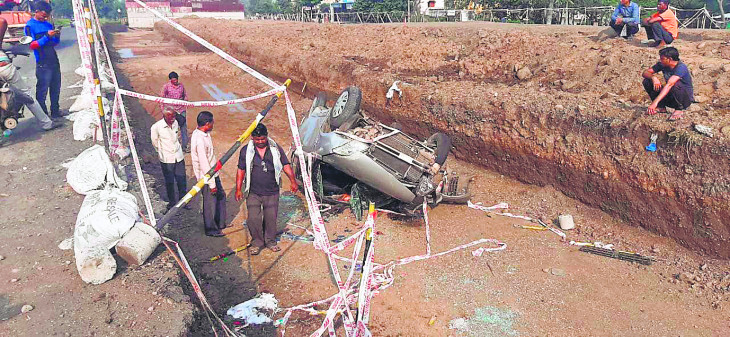 The car of the visitors overturned uncontrollably due to the pothole