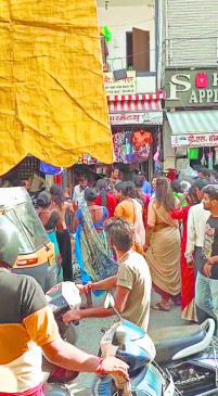 The eunuchs created a ruckus in the birdie for giving 20 rupees in donation