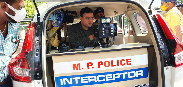 आधुनिक उपकरण सेे लैस इंटरसेप्टर वाहन पुलिस अधीक्षक ने हरी झंडी दिखाकर किया रवाना