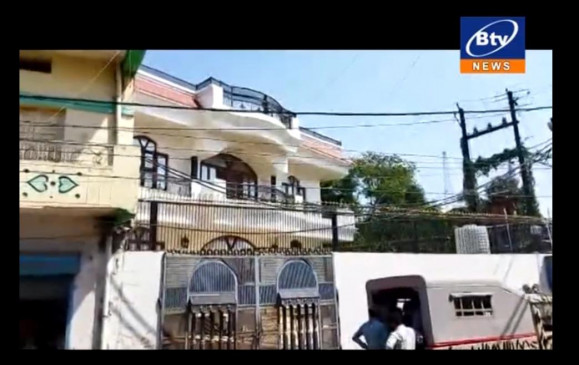 रज्जाक के मकान की नाप-जोख करने पहुँची तकनीकी टीम को नहीं मिली चाबी