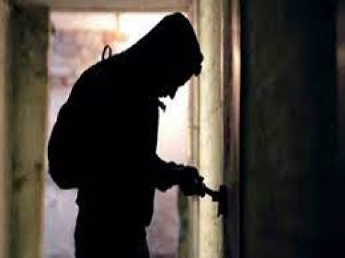 Thieves took away goods worth lakhs from two houses
