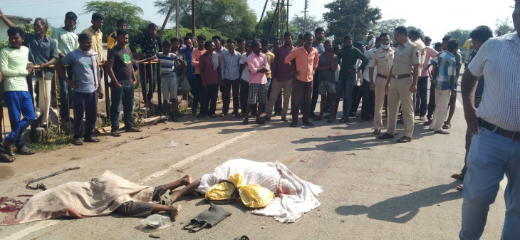 Truck trampled two farmers including bullock cart Truck trampled two farmers including bullock cart