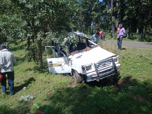 बच्चों को स्कूल छोडऩे जा रहा वाहन पलटा, एक की मौत, चार घायल