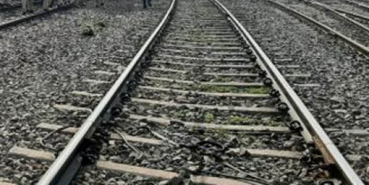 रेलवे क्रॉसिंग पर ट्रेन की चपेट में आने से एक परिवार के 4 लोगों की मौत, बाइक में दो बच्चें भी थे सवार