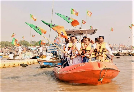 चुनावी लहर पार करने के लिए नौका लेकर गंगा में उतरी भाजपा