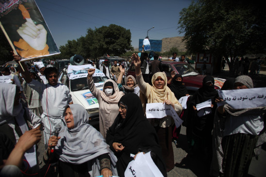 रोजगार और शिक्षा के अधिकारों के लिए सड़कों पर उतरकर विरोध जता रहीं हैं अफगान महिलाएं