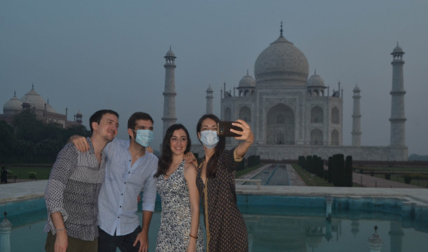 कोविड के मामले घटने पर भारत ने विदेशी पर्यटकों को आने की अनुमति दी