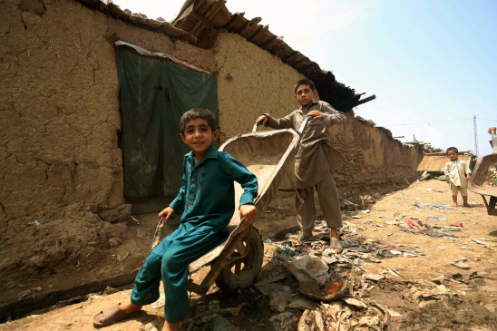 संघर्ष और गरीबी के बीच अफगान बच्चे कर रहे सड़क पर काम, नहीं मिल रहा खाना