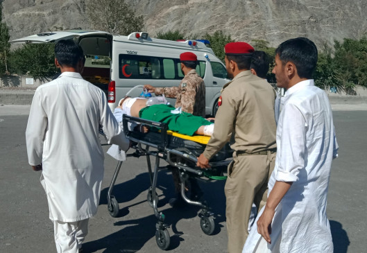 कोहिस्तान जिले में सड़क हादसा,खड्डे में गिरी कार, 6 लोगों की मौत