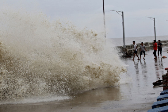 बंगाल की खाड़ी पर कम दबाव बनने की संभावना, आ सकता है चक्रवाती तूफान