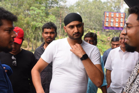 Harbhajan congratulates Ashwin for Indias third highest wicket taker