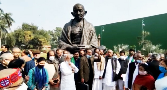 सांसदों के निलंबन के खिलाफ विरोधी दलों ने गांधी प्रतिमा पर दिया धरना