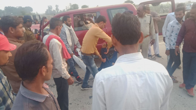 A fast-moving car collided with a culvert, driver killed, 11 injured