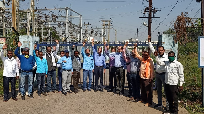 डीए और वेतन वृद्धि न होने से नाराज विद्युत कर्मचारी अनिश्चितकालीन हड़ताल पर