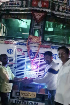 As soon as the Orange Council is over, a consignment of 20 tonnes of oranges from Chandur Railway leaves for Guwahati.