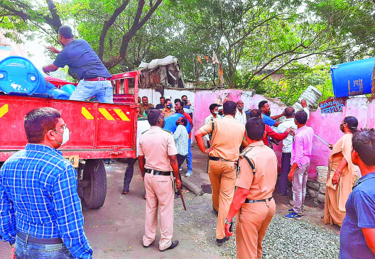 Demolition reached the market on Saturday, 6 truck goods confiscated