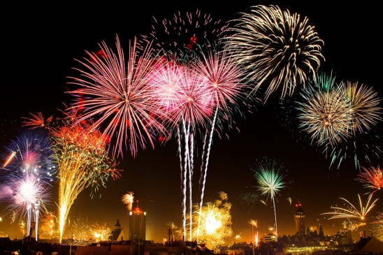 पटाखों के बिना अधूरी है दीपावली, जानें कैसे हुई पटाखों की शुरूआत