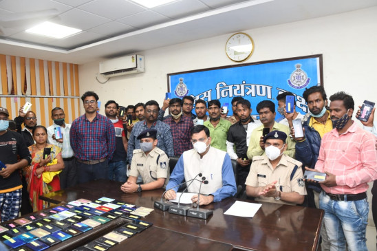 गुमे हुए मोबाइल पाकर खिल उठे लोगों के चेहरे