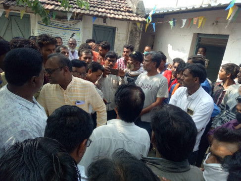 Helper died after falling from electric pole, demonstrated by placing dead body in front of office