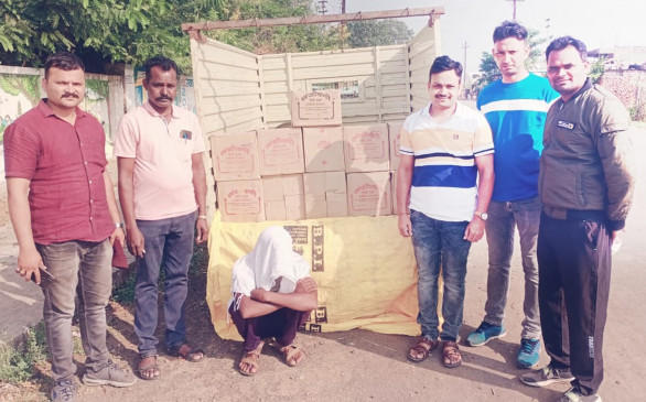 Liquor was being taken by vehicle, the police caught after searching