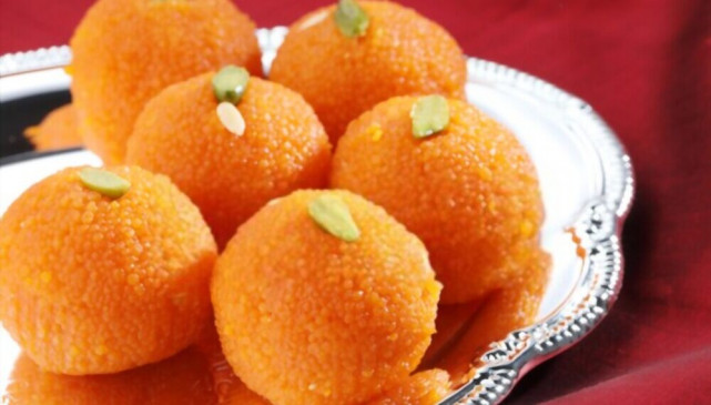 भाई दूज पर घर में बनाएं मोतीचूर के लड्डू, 20 मिनट में हो जाएंगे बन के तैयार भाई दूज पर घर में बनाएं मोतीचूर के लड्डू, 20 मिनट में हो जाएंगे बन के तैयार