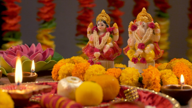 दिवाली पर ऐसे करें अपने घर के मंदिर की खास सजावट दिवाली पर ऐसे करें अपने घर के मंदिर की खास सजावट