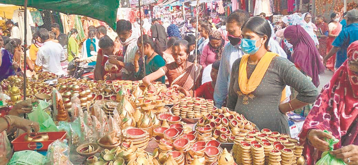 Returned to market - decorated with decorative things, the market flourished on Diwali Returned to market - decorated with decorative things, the market flourished on Diwali