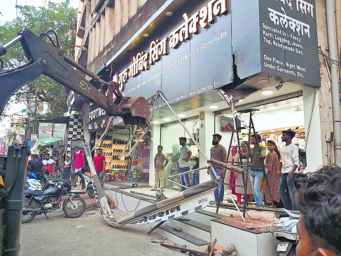 Tension reached Gandhibagh yarn market, tension due to heavy protest Tension reached Gandhibagh yarn market, tension due to heavy protest