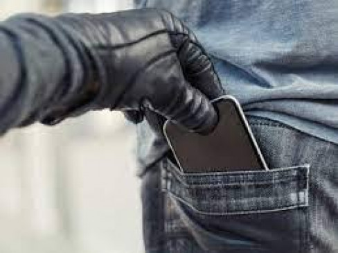 The robbers snatched the mobile phone after getting injured with a deadly weapon The robbers snatched the mobile phone after getting injured with a deadly weapon
