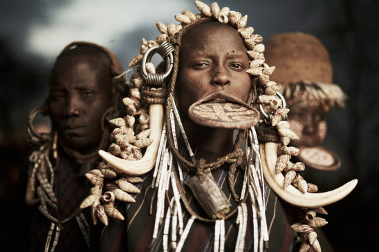 इस देश में रहती है दुनिया की सबसे खूंखार जनजाति, अजीबोगरीब हैं रस्मों रिवाज 