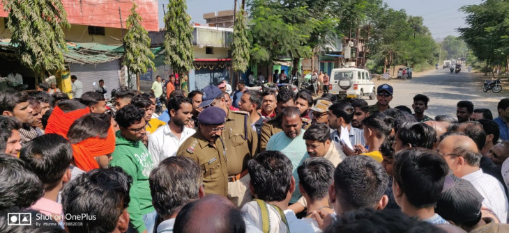 There was a fight between two parties in Pipla, goods were thrown out of the shop