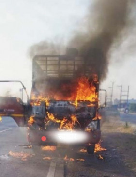 नागपुर से देवास जा रहे वाहन को लगी आग, ड्राइवर ने कूदकर बचाई जान