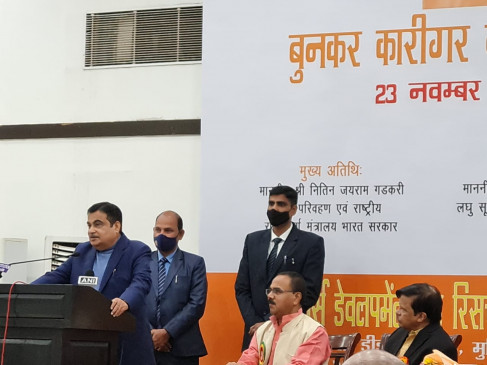 Weavers should not compromise on the quality of clothes - Gadkari Weavers should not compromise on the quality of clothes - Gadkari