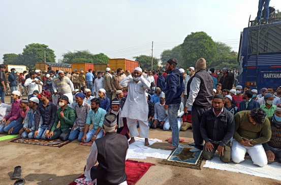गुरुग्राम मैदान में मुस्लिम समुदाय के लोग कर रहे थे जुमे की नमाज अदा,  हिंदू संगठन ने दे दिया धरना