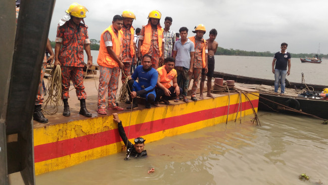 बांग्लादेश में मछली पकड़ने वाली नाव पलटी, 20 लोग लापता, तलाशी अभियान जारी