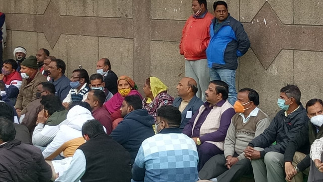 After the assurance of the corporation mayor, the corporation workers postponed the strike.