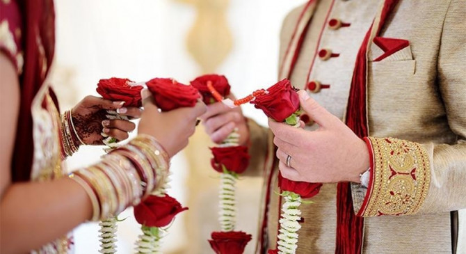 Ajab Gajab | Man marries sister to take advantage of government scheme | सरकारी योजना का लाभ लेने के लिए शख्स ने की बहन से शादी
