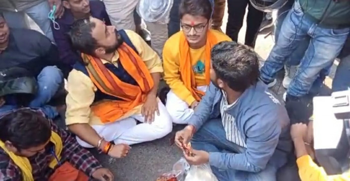People of Hindu organization worshiped, ate curd and chuda on the road in front of Manjhis residence