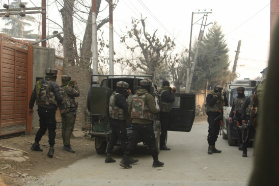 अवंतीपुर में आतंकी इलाके को पुलिस और सुरक्षा बलों की संयुक्त टीम ने घेरा
