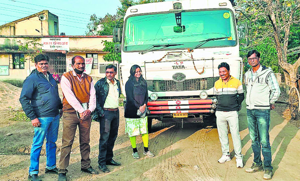 Caught five trucks carrying sand without royalty