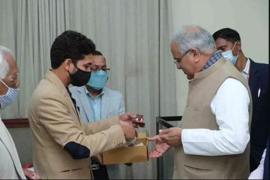 Chief Minister appreciates young Tarun Sahu, who started a startup for marketing indigenous varieties of paddy and pulses Chief Minister appreciates young Tarun Sahu, who started a startup for marketing indigenous varieties of paddy and pulses