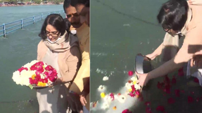 दोनों बेटियां पहुंची हरिद्वार में गंगा घाट, नम आंखों से किया माता-पिता का अस्थि विसर्जन